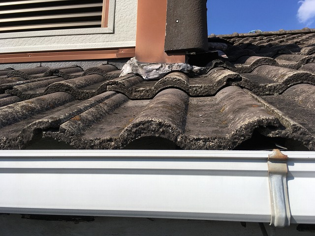 劣化してボロボロのモニエル瓦